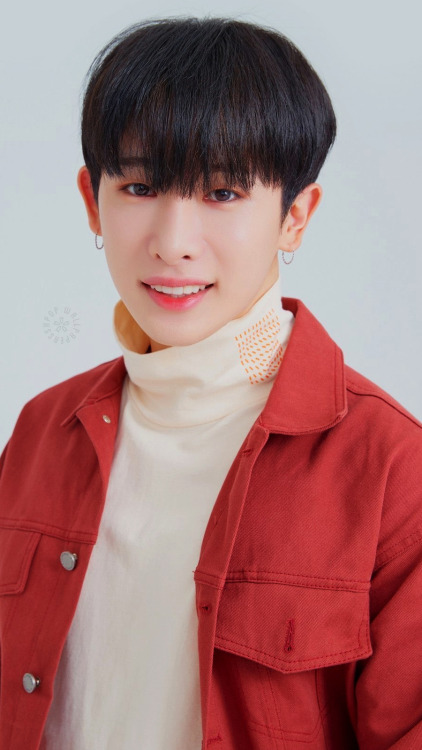 Wonho (Simple)Reblog if you save/use please!!Open them to get a full hd lockscreendo NOT repost,edit