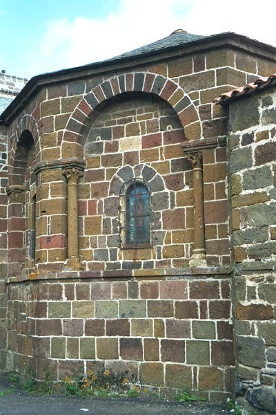 Abside de l'église romane, Saint-Christophe-sur-Dolaizon, Haute-Loire, France, 1999.