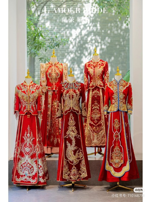 fuckyeahchinesefashion: xiuhefu秀禾服( a branch type of qungua裙褂) for chinese wedding