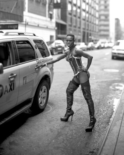 wetheurban: Manhattan Sunday, Richard Renaldi “The city takes a while to wake up, and the first people you see at the break of day are the night-clubbers, street cleaners, and prostitutes.”  Photographer Richard Renaldi’s, a former night-clubber
