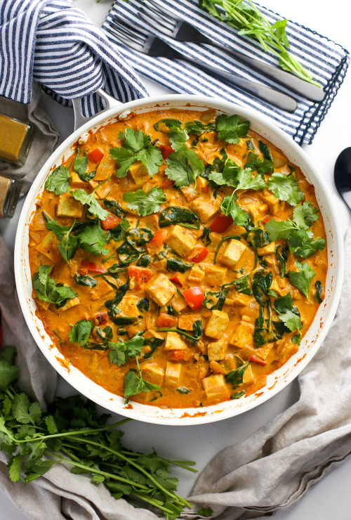 ONE-PAN TOFU COCONUT CURRY - Wonderfully spiced with a mild curry flavour, this tofu coconut curry i