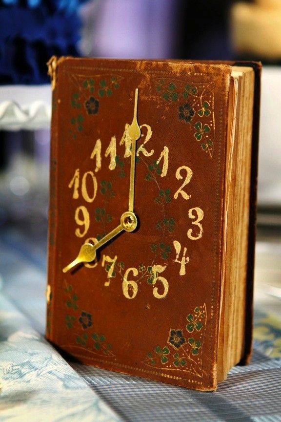 Book Clock