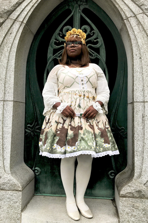 dollbeshop: demonbaloreigns:  Went to a tour/picnic at a cemetary where dressing up was very much en