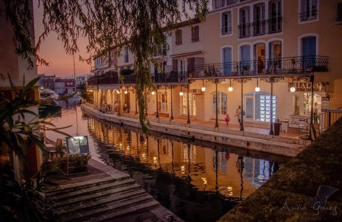 Port Grimaud #portgrimaud #st_tropez #nightphotography #sunset #grimaud #madeingrimaud (à Port Grima