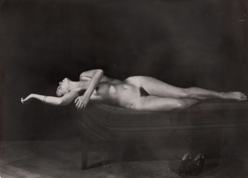 rivesveronique:Vetrovsky Josef  Femme nue sur un canapéPhotographie originale, circa 1928