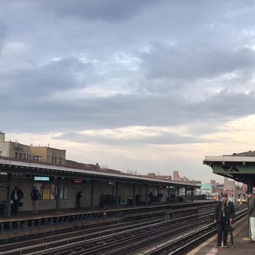 Manhattan bound . . #jacksonheights #queens #82ndstreet #newyork #newyorkcity #commute #commuterlife