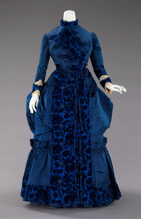 lookingbackatfashionhistory:• Afternoon dress. Design House: Augustine Martin &amp; Company