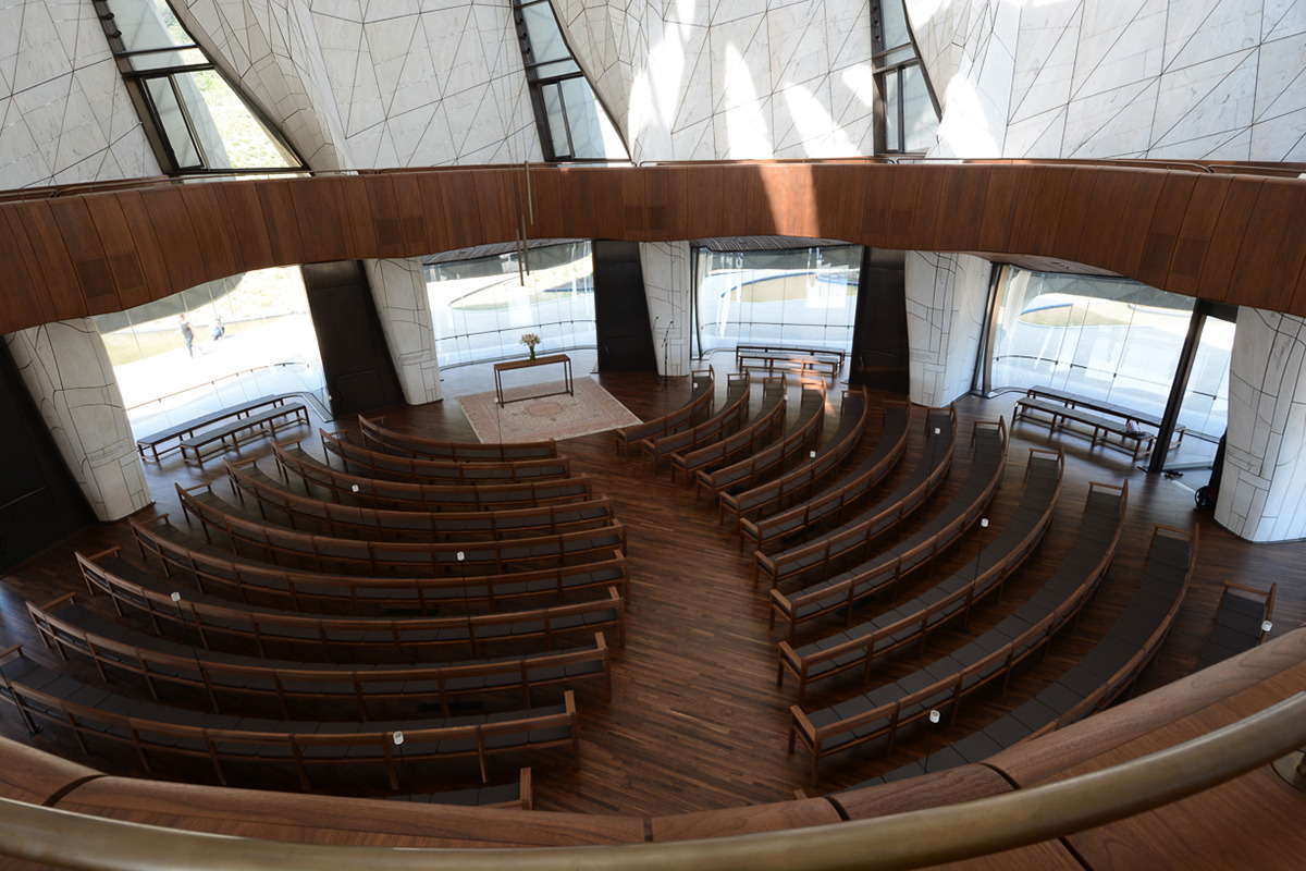 Al pie de la Cordillera de los Andes, el primer Templo Bahá’í de Sudamérica.  A más de 1,000 metros de altura, en los confines de la capital chilena, una super estructura de nueve lados con nueve entradas que simbólicamente acogen a todas las...