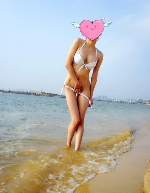 sexsusu: 沙滩任务！ 水好凉啊！现在都没有小哥哥上沙滩来，没有一点刺激的感觉，苏苏喜欢在人多的地方展露身体，兴奋的会出水！