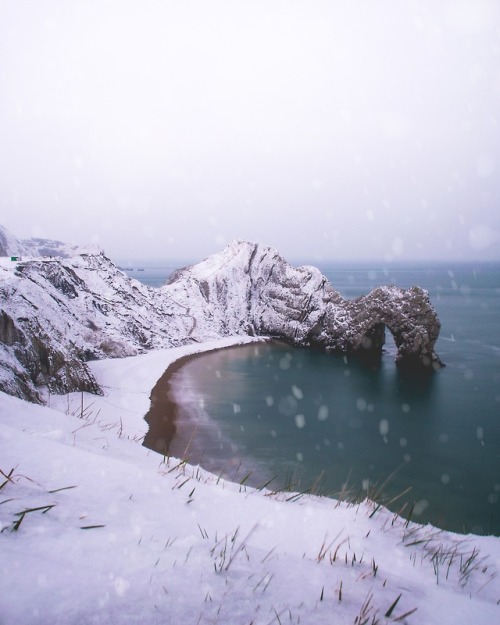 amazinglybeautifulphotography:“A rare sight to be seen at Durdle Door” [OC] [3040x3800] - mrlozza88