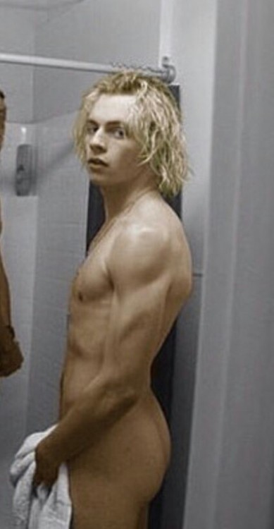 boytrappedinthcloset:  Ross Lynch shirtless, bulge, dick outline and ass