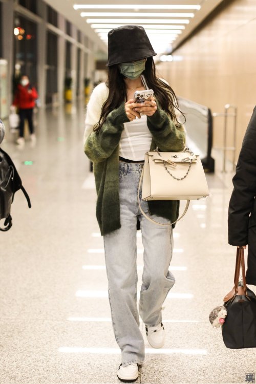 ann on X: Love his airport fashion #LVMenFW22 #LouisVuitton #ParkBogum  #박보검 #พัคโบกอม  / X