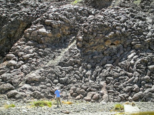 americangeophysicalunion:Dear Everyone,Greetings from the upper stretches of the Oman ophiolite. The