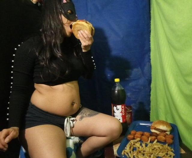 stuffed-bellies-always:Curvy Queen - 2 Big Hamburgers with Fries and Chicken Nuggets