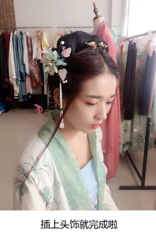 ziseviolet: Hairstyle tutorial for traditional Chinese Hanfu, Part 2/? This elegant updo uses one hair piece and several hair accessories to create a classic look that goes with any outfit. (Source) 