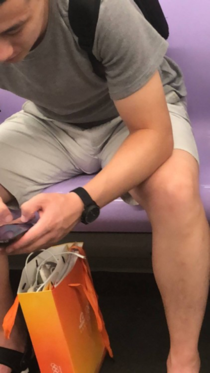 ttatttt:汤友投稿，上海地铁偷拍大包男 뭐가 저리&hellip;커&hellip;?불알이 큰건가?근데 첫번째 사진에서 유리창에 비치는 남자 왠지 훈남일 듯&h