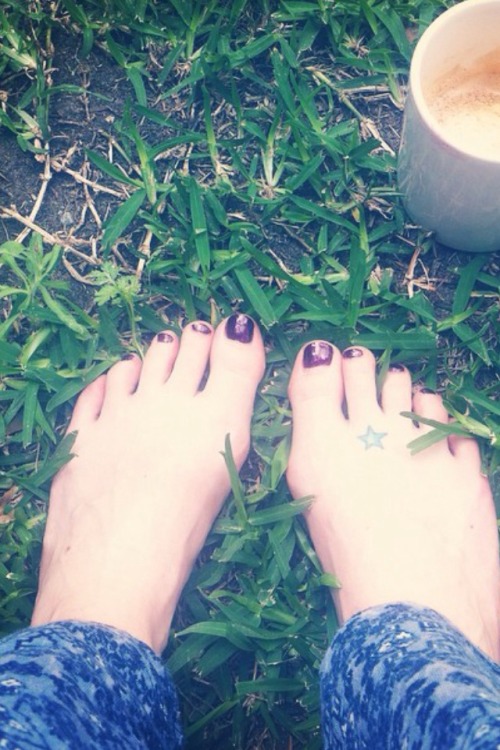 jojobelle91: These beautiful feet just appeared in my Instagram browse search. I don’t own or know t