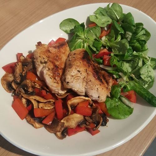 Lecker Teller - Hhnchenbrust Mit Angebratenen Gemse Und Salat #lecker #teller #hhnchenbrust #angebraten