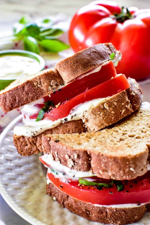 fattributes:  Tomato Sandwiches