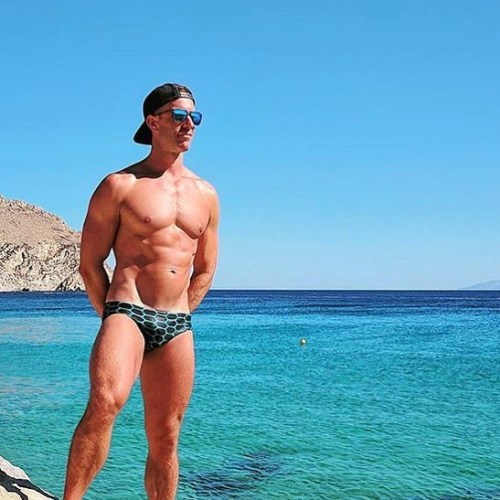 #Aronikmate of the day: @pmacvictoria! Looking like a Greek sculpture in #Mykonos! 