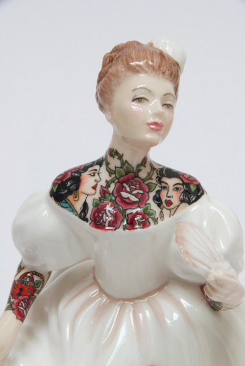 brwnpaperbag:Tattooed porcelain figurines by Jessica Harrison. 