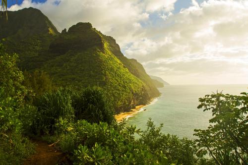 Oneshotolive:  Kalalau Trail On Kauai - Hawaii, Usa [Oc] [2200X1465] 📷: Chartfrogs