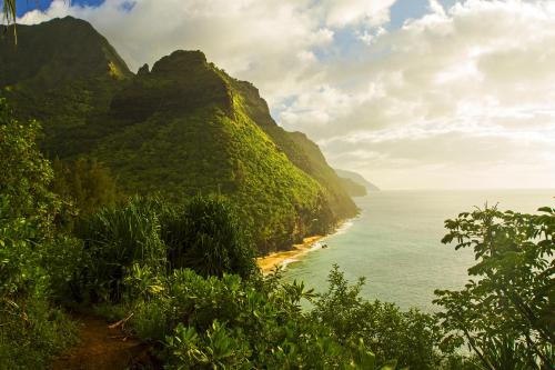 oneshotolive:  Kalalau Trail on Kauai - Hawaii, USA [OC] [2200x1465] 📷: ChartFrogs 