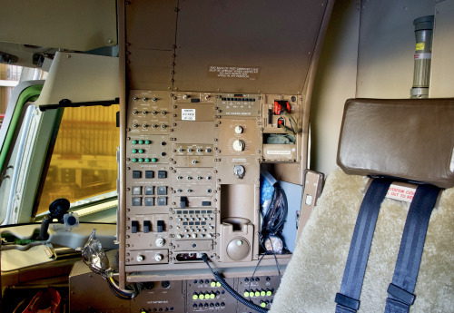 United Airlines 2001 Boeing 767-400 N66056 c/n 29451 flight deck, (not flight engineer position, pan