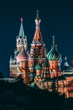 wanderlusteurope:Saint Basil’s Cathedral gleaming by night