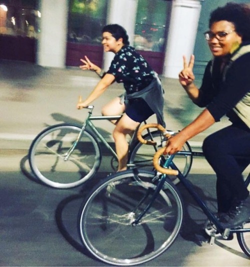 fixiegirls: Repost from @hooligals_ride Peace ✌️ #hooligals #peace #fixiegirls #girlswhoride #fixie 