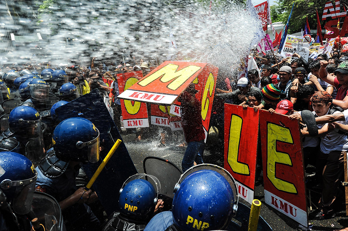 beemill:  Protests Erupt as Barack Obama Signs Philippines Military Deal  The signing