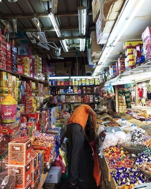 بائع في أحد المحلات الشعبية في سوق محمود سعيد بجدة Seller In one of the local shops in Mahmoud Saeed