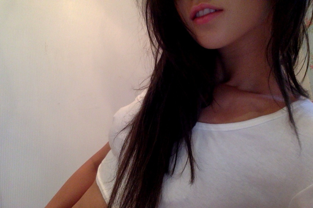 pzychedelicious:  i will probs live in this white crop top for the rest of my life