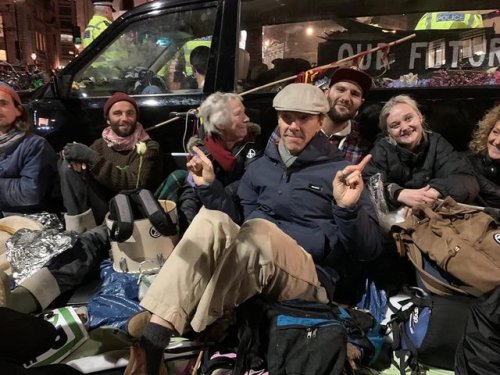 rox712: “ XR Richmond-upon-Thames@xr_richmondOur rebels were helping guard the hearse in Trafa