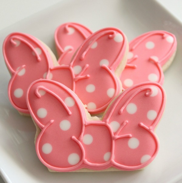 sweetoothgirl:  Easy Minnie Mouse Bow Cookies 