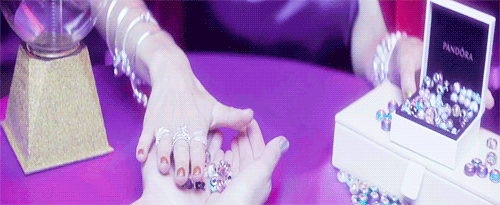 loveinstereo: i don’t wanna feel blue anymore.