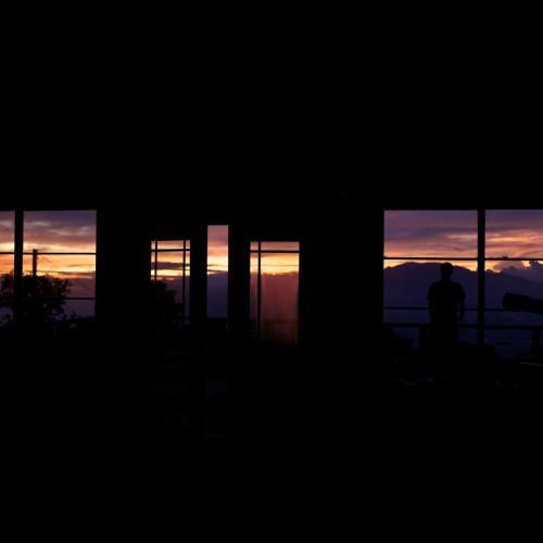 This is why we don&rsquo;t have curtains! #maui #hawaii #kula #mauisunset #hawaiisunset #sunset 