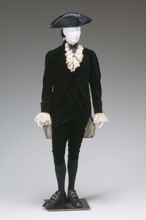 history-of-fashion:ab. 1780 Gentleman’s three-piece formal suit withattached wig bag and lace cuffs 