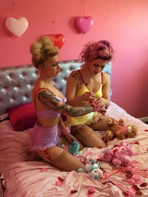 annaleebelle:  Awesome shoot with LouLou D'Vil and @radiant-inc yesterday!   Makeup: www.instagram.com/keelyzelanka Hair: www.instagram.com/candicemarie702