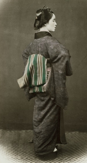 thekimonogallery:  Hand-colored photo, 1870’s, Japan, by photographer Felice Beato