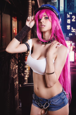 cosplayhotties:  Poison by JubyHeadshot  