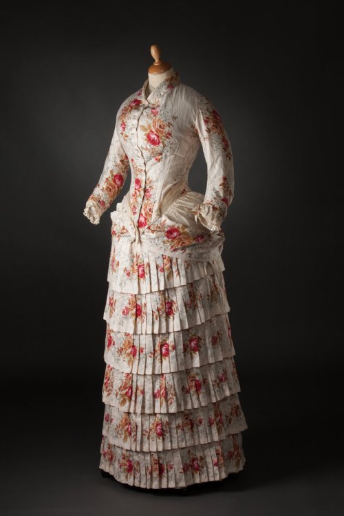 fripperiesandfobs:Dress ca. 1882From Tessier & SarrouOh dear, the draped overskirt is missing an