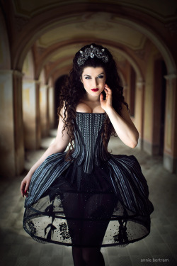 hoop-skirts-and-corsets:  The Grey Princess