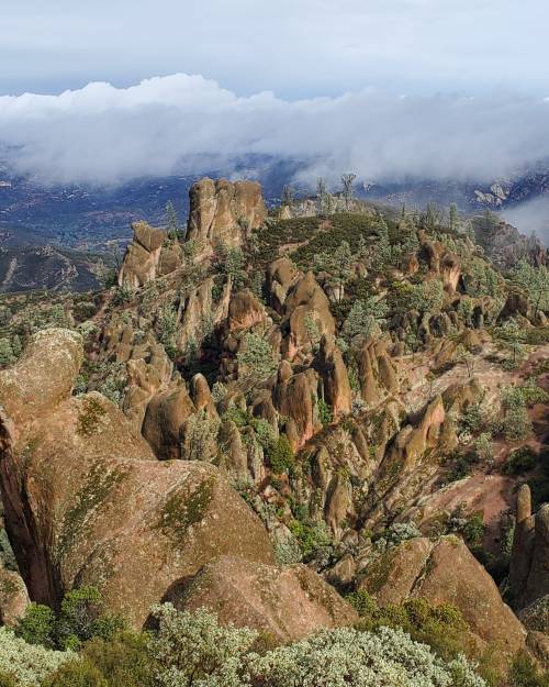 oneshotolive:  Big rocks under a big sky, Pinnacles National Park, CA, USA [OC] [1908x2385] 📷: Slow_T4R 