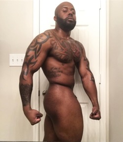 thagoodgood:  Who is this dude? That body!