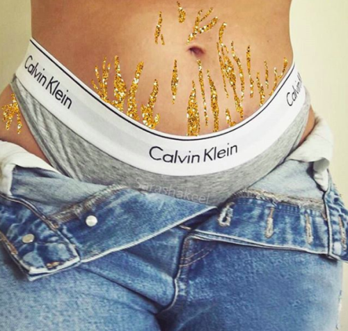 wetheurban:  Sara Shakeel Turns Stretch Marks Into Glittery Works Of Art “accidental” collage artist Sara Shakeel reveres stretch marks by filling them with glitter. They are, after all, symbols of a women’s experience and growth—so why shy them? 