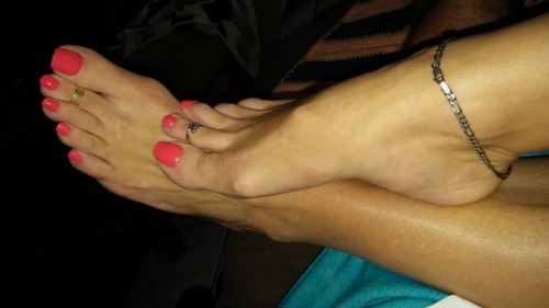 XXX ilovestinkyfeet:  lindseylovehands:  Feet photo