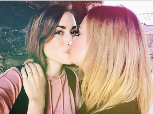 sexy-lesbian-moment: One of my favorite couples  RoseAndRosie ❤ Um dos meus casais favoritos