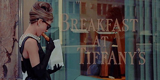 Одри Хепберн завтрак ц Тиффани. Одри Хепберн Эстетика завтрак у Тиффани. Одри Хепберн в завтраке у Тиффани у витрины. Одри Хепберн перед витриной Тиффани.