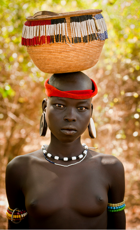 co-rals:   a—fri—ca:  Mursi girl, Ethiopia - Photo by Gerry Andrews The Mursi